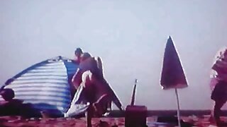 गुलाबी केसांसह तोंडाला पाणी आणणारा मुलाट्टो तिची प्रचंड भूक वाढवणारी गांड दाखवते