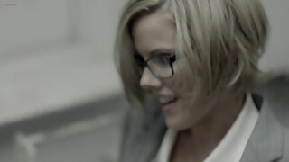 कामुक महिला Adriana Leigh blowjob देते आणि मिशनरी fucks